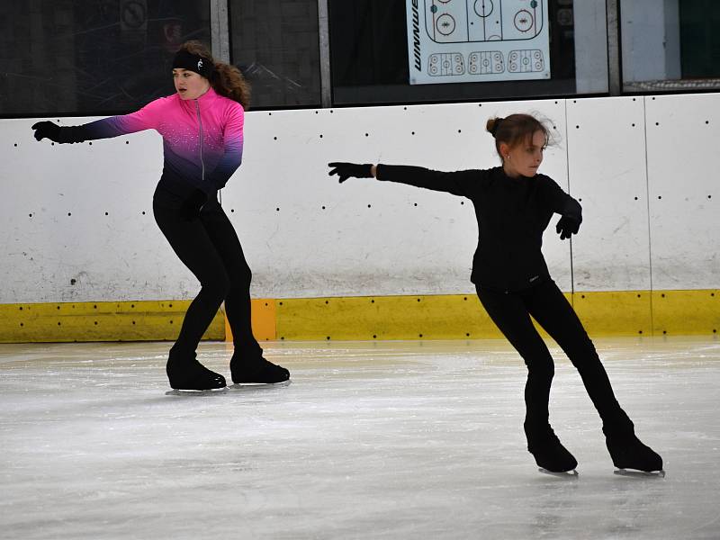 Krasobruslařky a krasobruslaři z Kraso HC Rakovník mohou trénovat na ledové ploše celé léto.