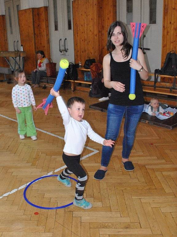 Rakovnická sokolovna - cvičení rodičů s dětmi