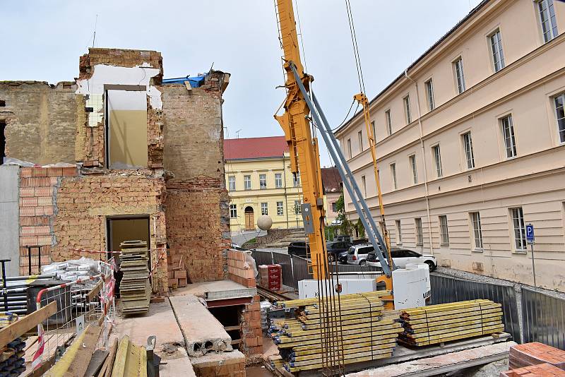 Na výstavbě Víceúčelového studijního a společenského centra v Rakovníku se pracuje již téměř pět měsíců.