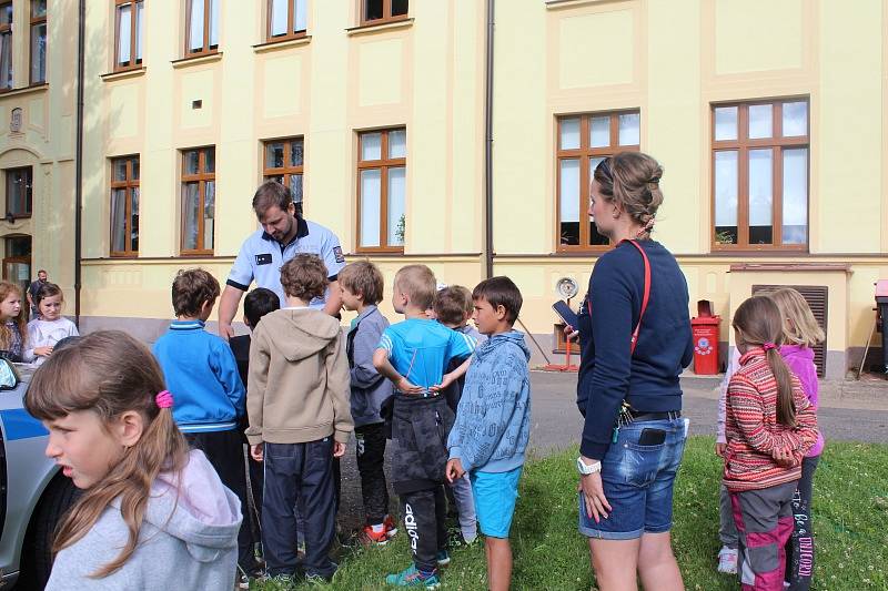 Žáci si vyzkoušeli ošetření ran, prohlédli si hasičský vůz, nebo zhlédli protiteroristický film.