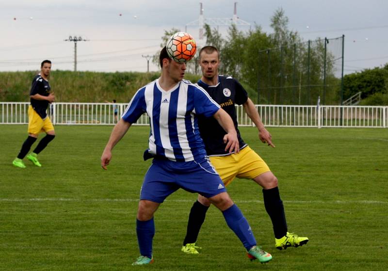 Nové Strašecí (v modrobílém) porazilo doma v derby SK Rakovník 2:1 na penalty.