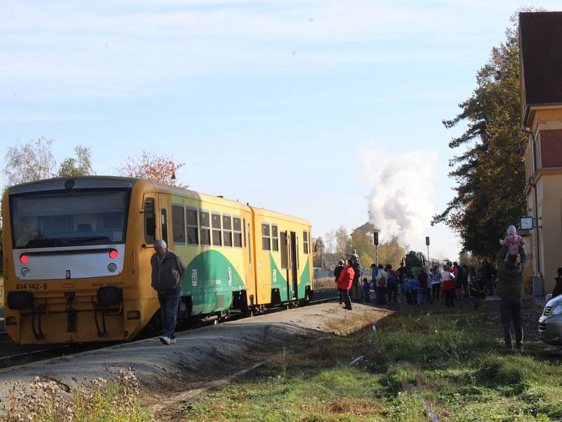 Parní lokomotiva na stochovském nádraží.