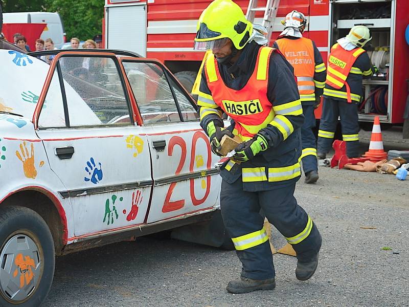 Rožmitálské nádraží zaplnili hasiči, vyprošťovali „zraněné“ z automobilů