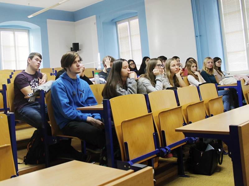 Hodiny moderní chemie v rakovnickém gymnáziu byly na téma forenzní analýza.