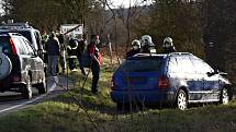 Dopravní nehoda nedaleko Rakovníka. Škoda Fabia v pondělí krátce po 17. hodině odpolední narazila do stromu. Řidič vyvázl bez zranění.