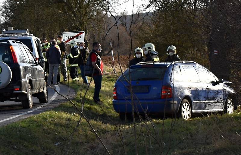 Dopravní nehoda nedaleko Rakovníka. Škoda Fabia v pondělí krátce po 17. hodině odpolední narazila do stromu. Řidič vyvázl bez zranění.