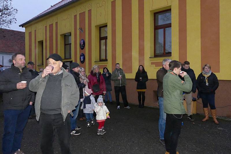 Rozsvícení vánočního stromku v Kolešovicích zpestřilo slavnostní předávání nového hasičského vozu.