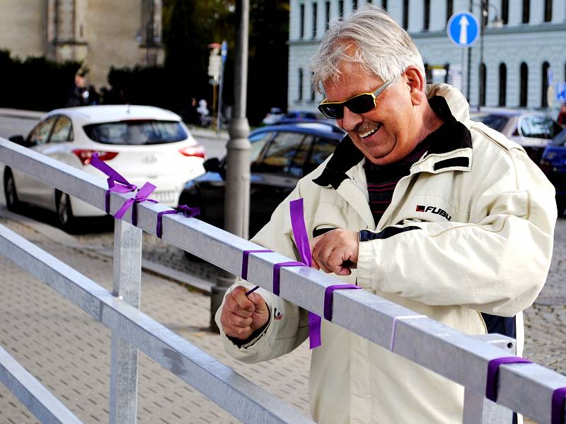 Rakovničané protestují proti nevkusné rampě u České spořitelny na Husově náměstí fialovými stuhami. 