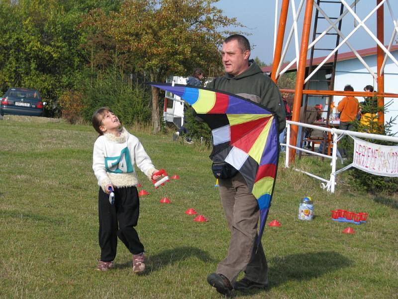 Rakovnická drakiáda na letišti