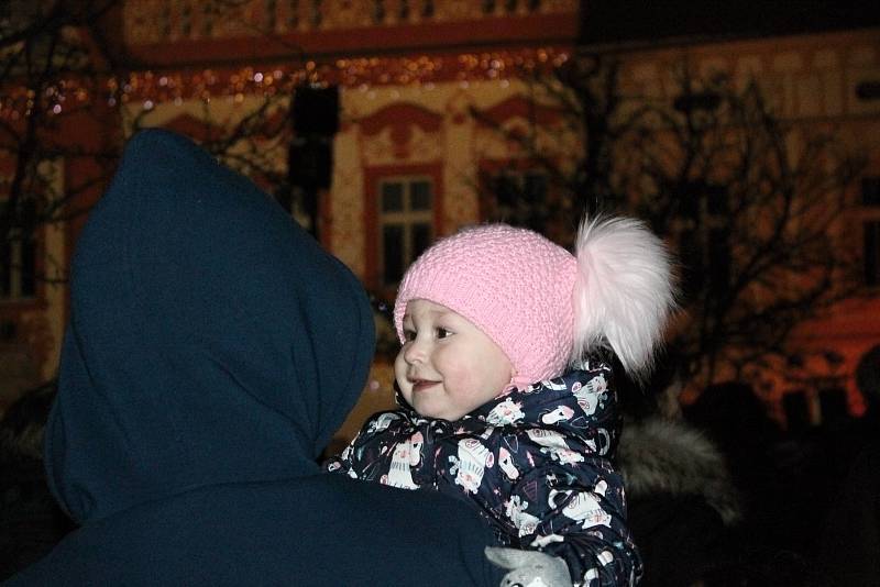 Slavnostní rozsvícení vánočního stromku na Husově náměstí v Rakovníku.