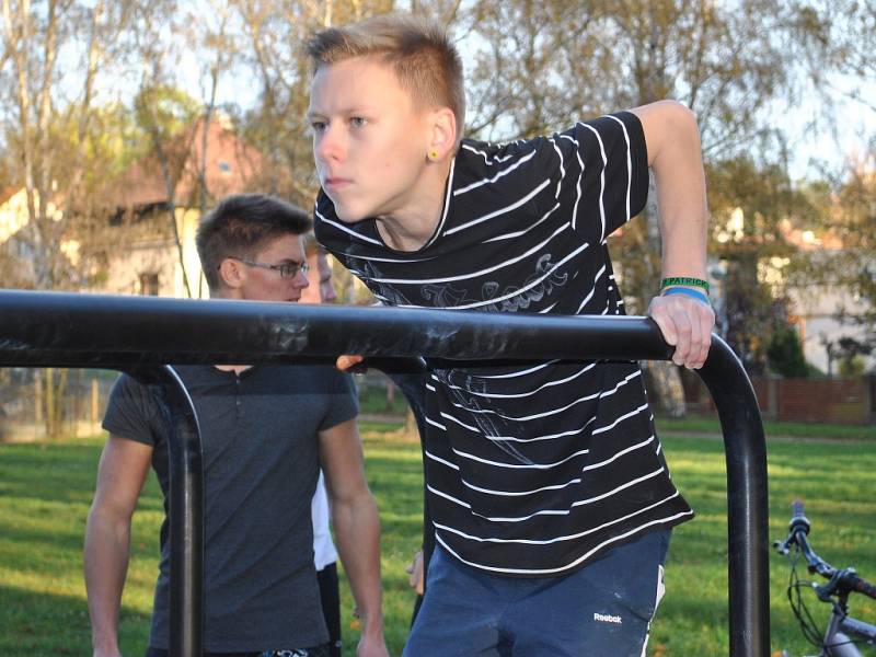 Street Workout Rakovník - takhle cvičí kluci několikrát týdně...