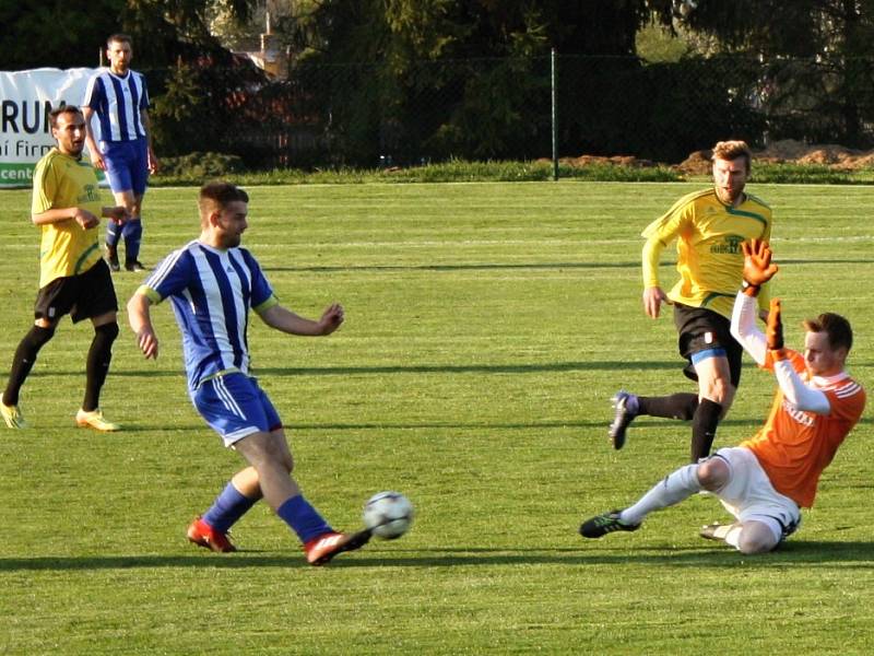 Fotbalisté Zavidova drží domácí vítěznou sérii, když tentokrát přehráli Cerhovice 5:1.