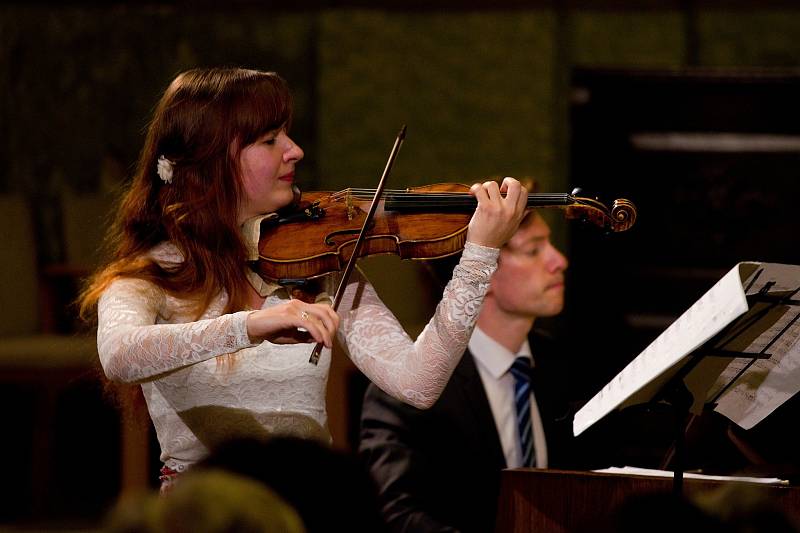 Houslistka Ludmila Pavlová a laureát mnoha klavírních cen Stanislav Gallin uzavřeli letošní ročník mezinárodního festivalu hudby a výtvarného umění Heroldova Rakovníka.