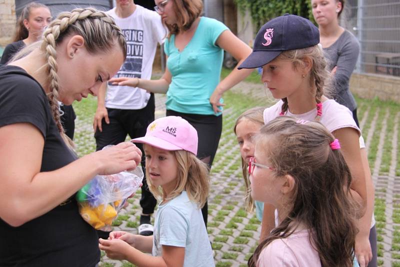 JK Spongilit uspořádal ve Hředlích první turnus tradičního jezdeckého příměstského tábora. Další turnus se uskuteční v srpnu.