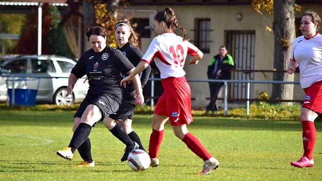 Fotbalistky Pavlíkova (v bílém) vyhrály na hřišti Mnichova Hradiště 4:1.