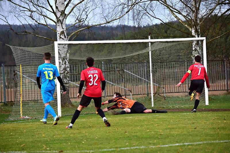 Šlágr okresního přeboru: Lužná (v červeném) - Senomaty 1:1.