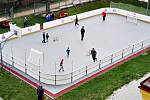 Hokejbalisté HBC Rakovník postavili u školy v Čisté mobilní hřiště.