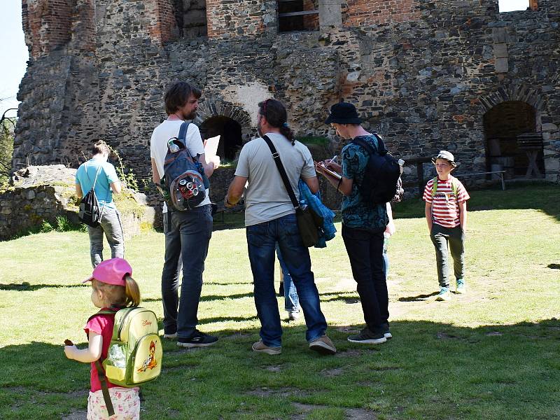 Krásné počasí přilákalo na Krakovec stovky turistů.