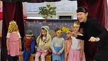 Děti v rakovnické mateřince Klicperova si užily Vánoční příběh.