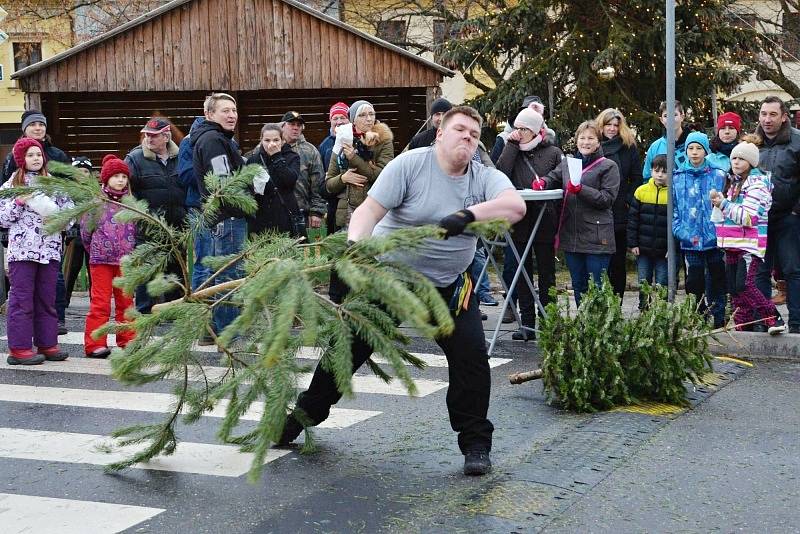 Soutěž v hodu vánočním stromkem v Novém Strašecí.