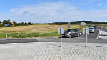 Nový kruhový objezd u Řevničova je od úterý průjezdný. Dopravu zatím řídí semafory.