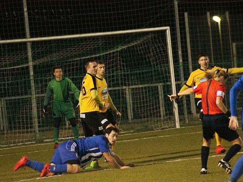 Fotbalisté Nového Strašecí v prvním jarním kole krajského přeboru prohráli s Poříčím 1:3.