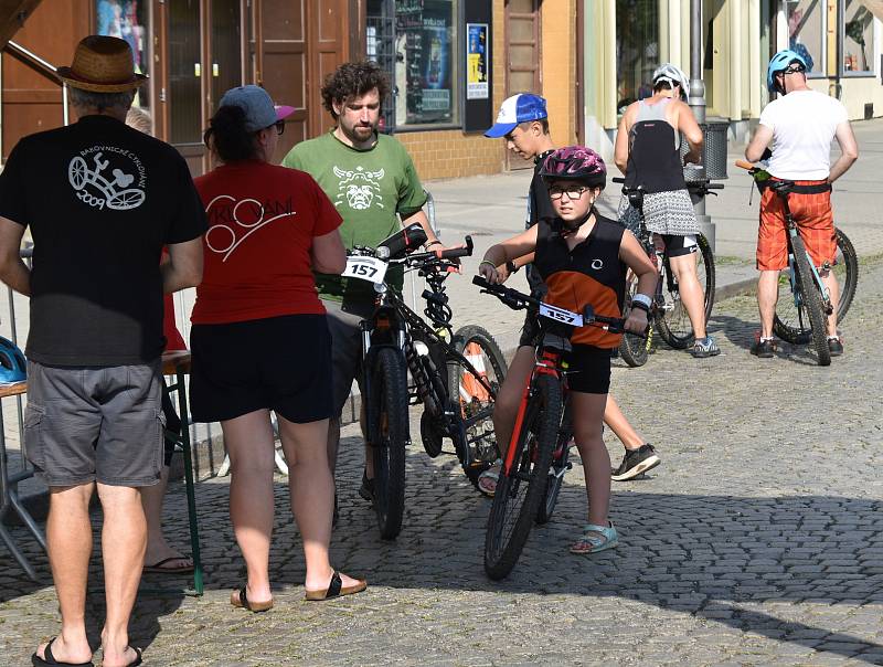 Ze dvanáctého ročníku Rakovnického cyklování, který odstartoval orientačním závodem.