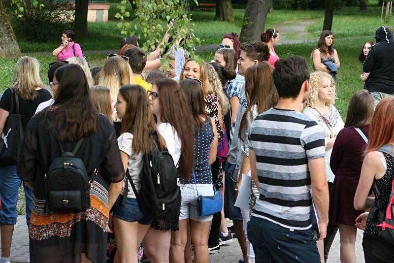 Studenti Masarykovy obchodní akademie v Rakovníku protestovali proti vedení školy.