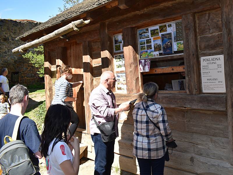 Krásné počasí přilákalo na Krakovec stovky turistů.