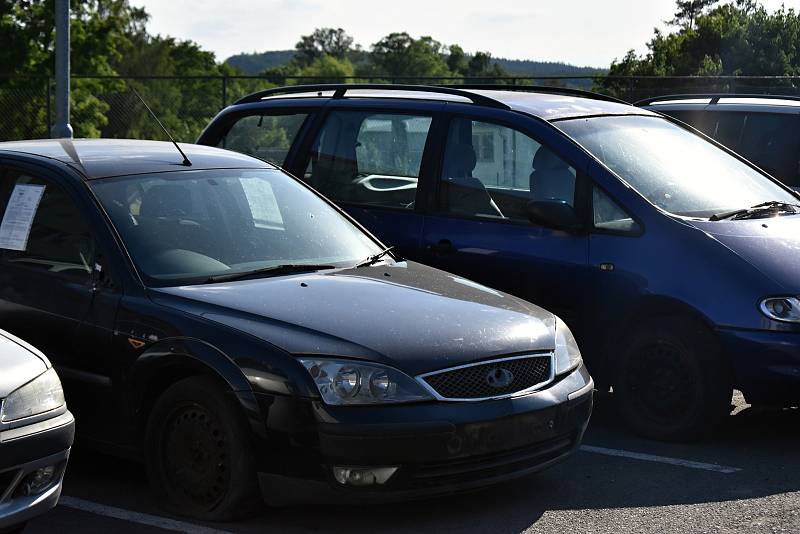 Dva z třinácti autovraků, které se nacházejí v ulici Pod Nemocnicí v Rakovníku.