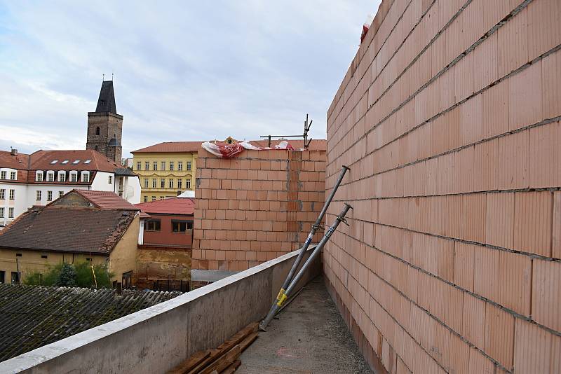 Stavba víceúčelového studijního a společenského centra v Rakovníku.