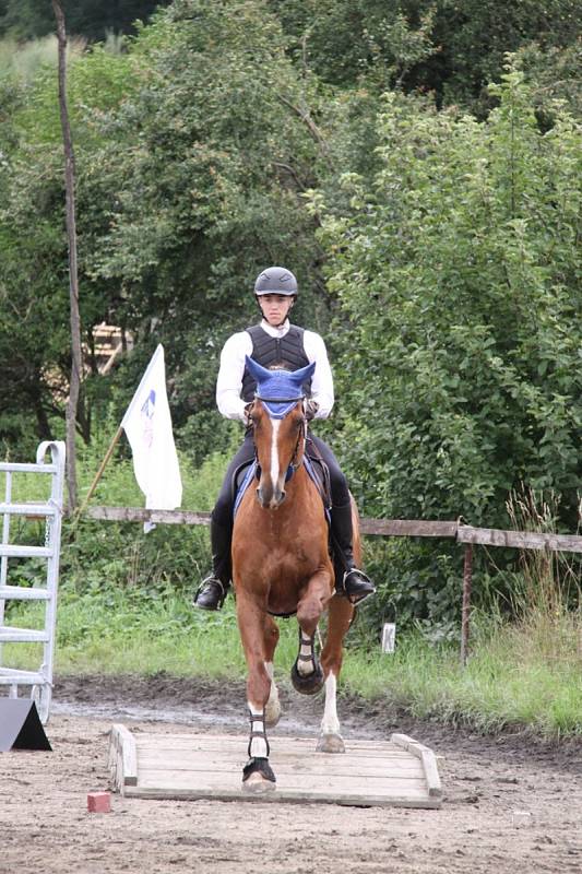 Národních soutěží Working Equitation ve Rtyni nad Bílinou se zúčastnili i koně a jezdci hředelského Jezdeckého klubu Spongilit.