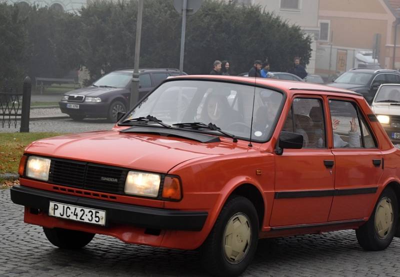 Čtvrteční sraz autoveteránů na Husově náměstí v Rakovníku.