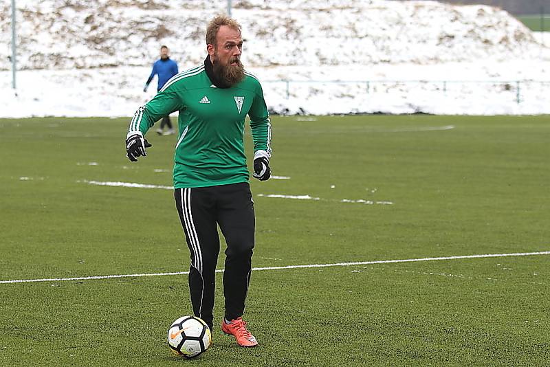 Divizní fotbalisté Tatranu Rakovník (v zeleném) vyhráli v přípravném utkání nad celkem Dobříše jasně 5:2.