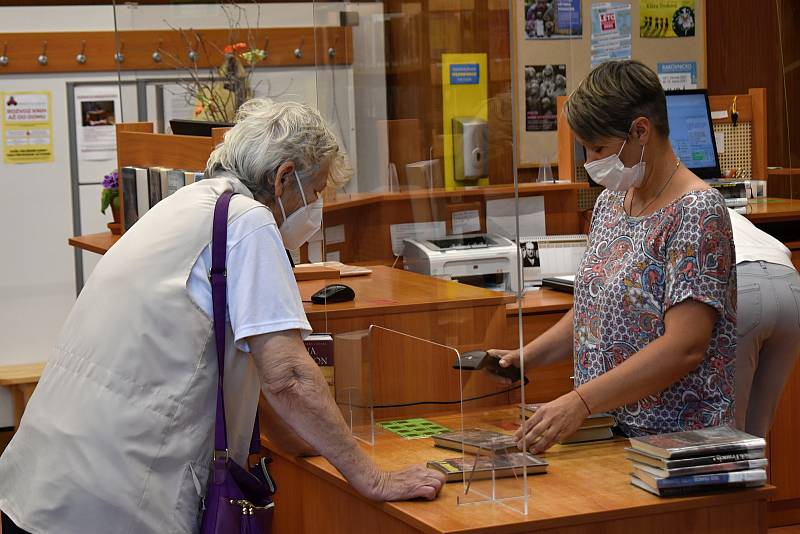 Dospělé oddělení Městské knihovny v Rakovníku v době letních prázdnin denně navštíví i 120 lidí.