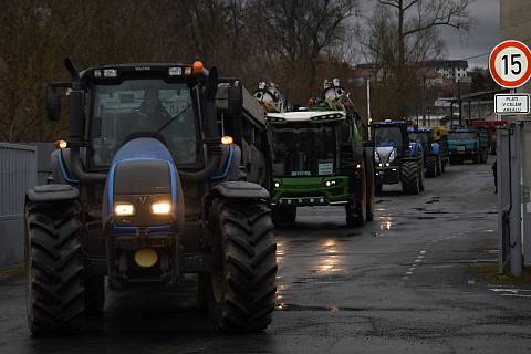 Desítky traktorů vyjely ve čtvrtek dopoledne do rakovnických ulic protestovat proti problematické a komplikované zemědělské politice Evropské unie.
