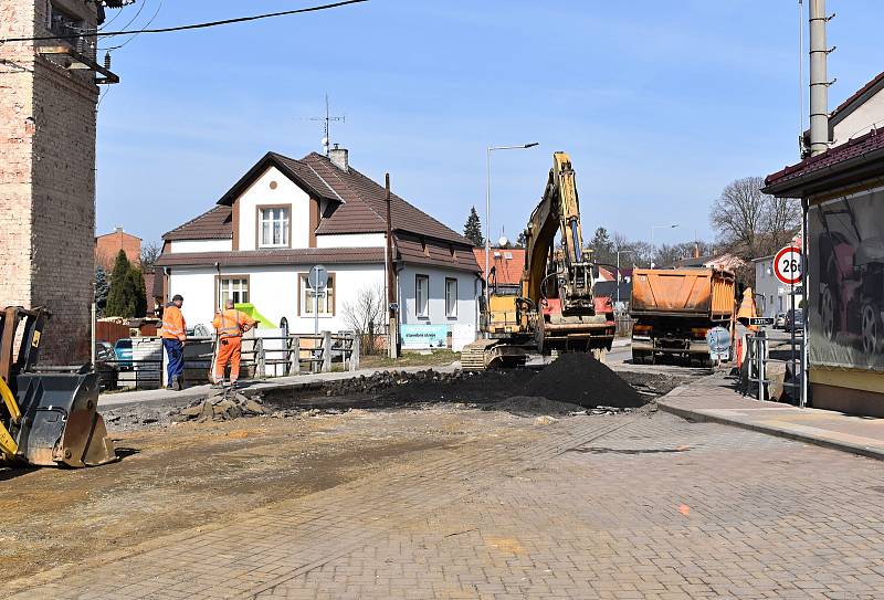 Z luženské tepny mizí "kočíčí hlavy", které k obci desítky let neodmyslitelně patřily. Opravena bude silnice i chodníky.