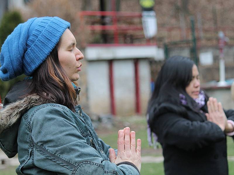 Cvičení Falun Gong v Křivoklátě