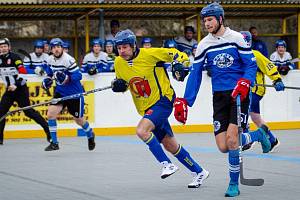 I. liga hokejbalistů: V derby domácí Nové Strašecí (ve žlutém) podlehlo Keltům Beroun 2:4.