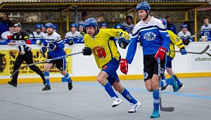 I. liga hokejbalistů: V derby domácí Nové Strašecí (ve žlutém) podlehlo Keltům Beroun 2:4.