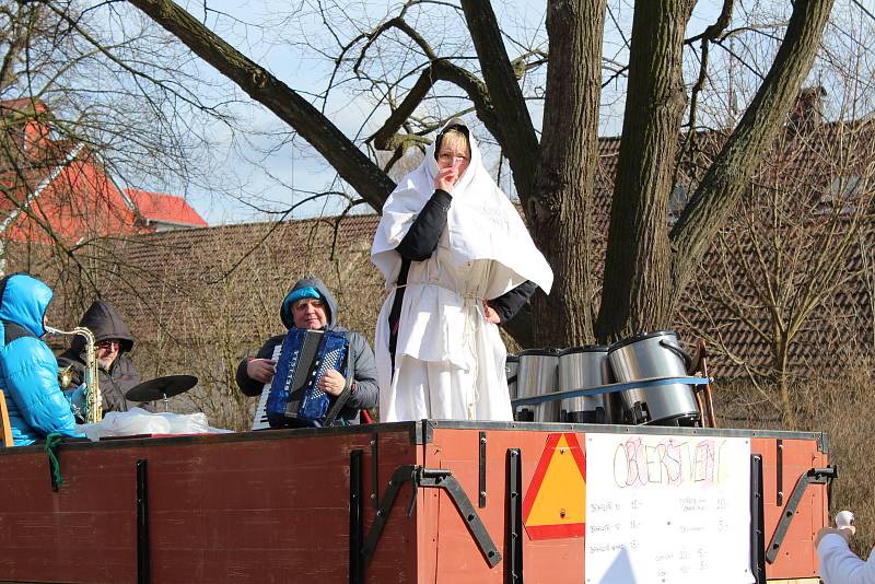 V sobotu odpoledne prošel Kolešovicemi masopustní průvod. Doprovázela ho kapela na povoze a místním nechyběla dobrá nálada.