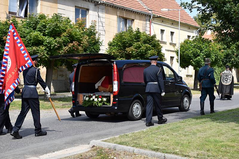 Znovuuložení ostatků strážmistra četnictva Františka Ometáka na mutějovickém hřbitově.