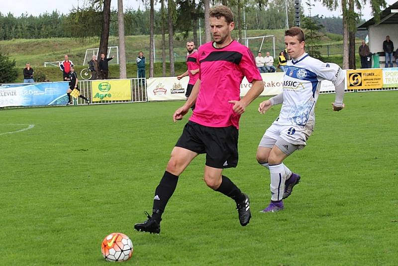 Tatran Rakovník (v růžovém) - SK Kladno 0:1. Domácí Vecka stíhaný Kroutilem