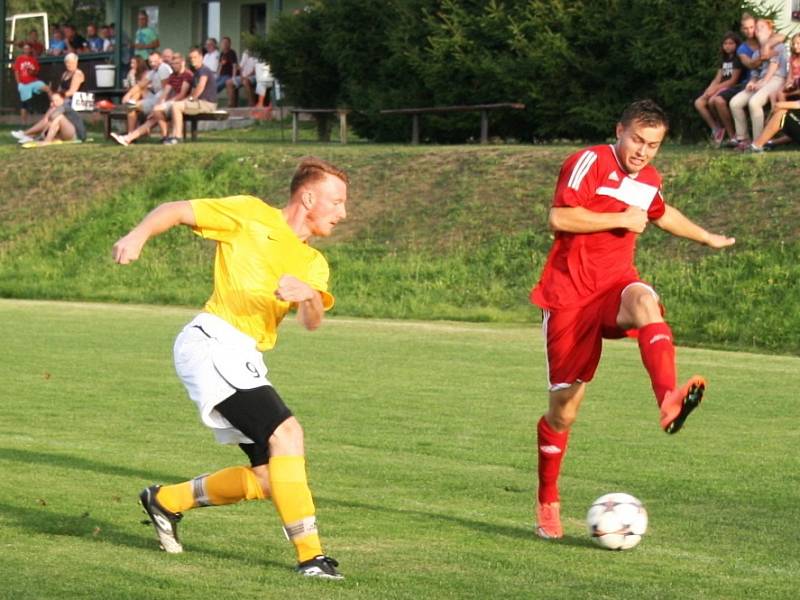 Zavidov (v červeném) sice bojoval a vedl 2:0, ale dál v poháru jdou Tuchlovice, vyhrály 5:2. 