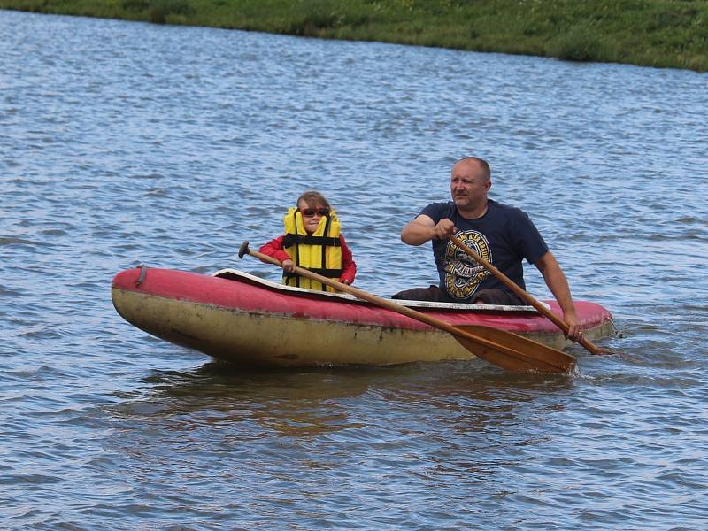 Ve třetím ročníku neckyády v Lubné, aneb pokoření Lubeňáku, startovala čtyři plavidla. Mezi nimi plula i krásná Kleopatra se svou družinou a dokonce i Titanic.