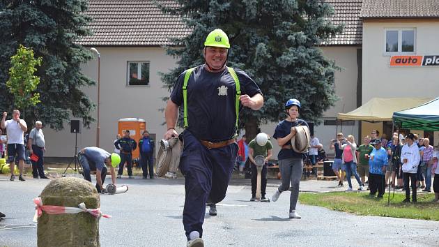 Netradiční hasičské závody v Krupé.