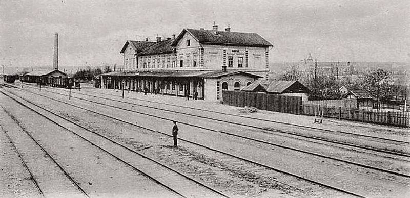 Vlakové nádraží na počátku dvacátého století.