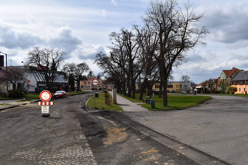 Rozsáhlá rekonstrukce průtahu Jesenicí, díky níž je město na několik měsíců neprůjezdné, začala v pondělí.