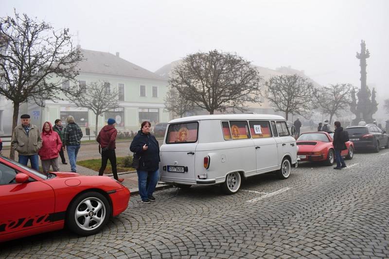 Čtvrteční sraz autoveteránů na Husově náměstí v Rakovníku.