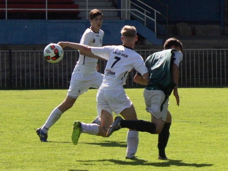 Starší dorost SK Rakovník (v zeleném) potvrdil v KP pozici favorita a Králův Dvůr porazil 3:0. 